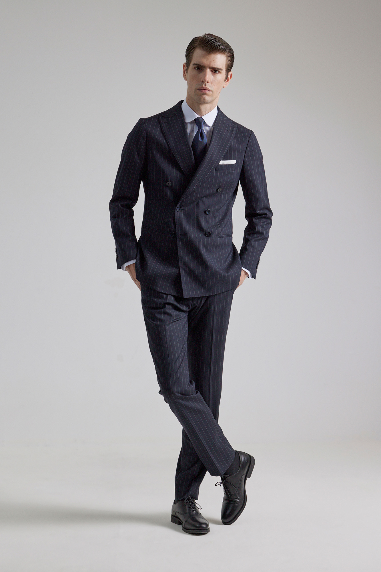 Raya Diplomatica Traje Negro Camisa Tinta Zapatillas De Verano