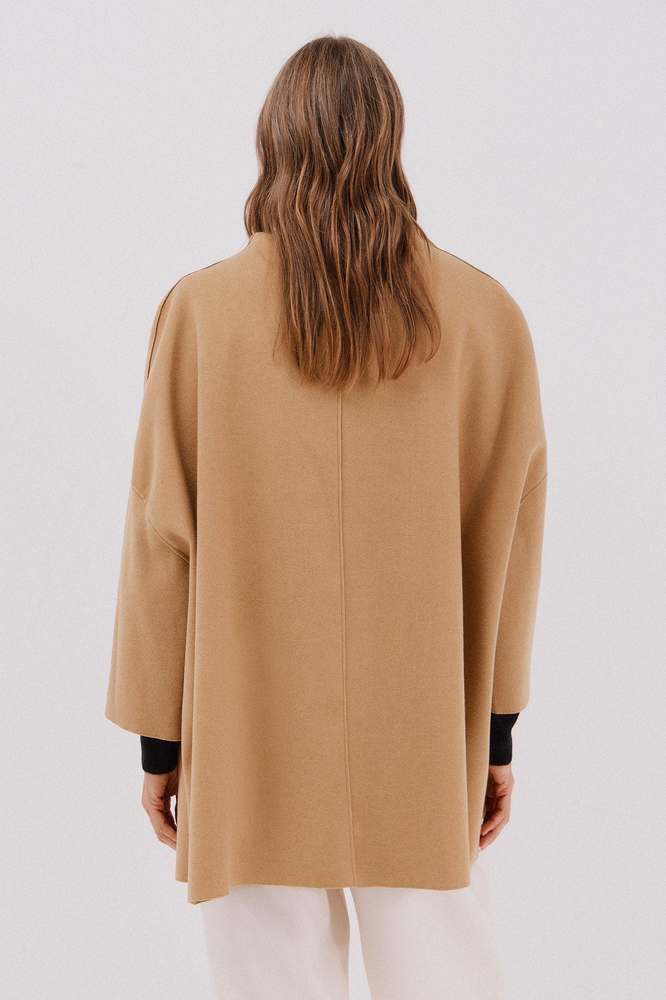 Cape coat with light fabric Women's coats and parkas Cortefiel