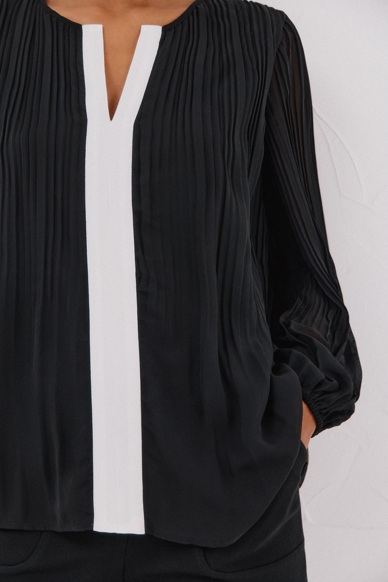 Contrast pleated blouse Women's blouses Cortefiel