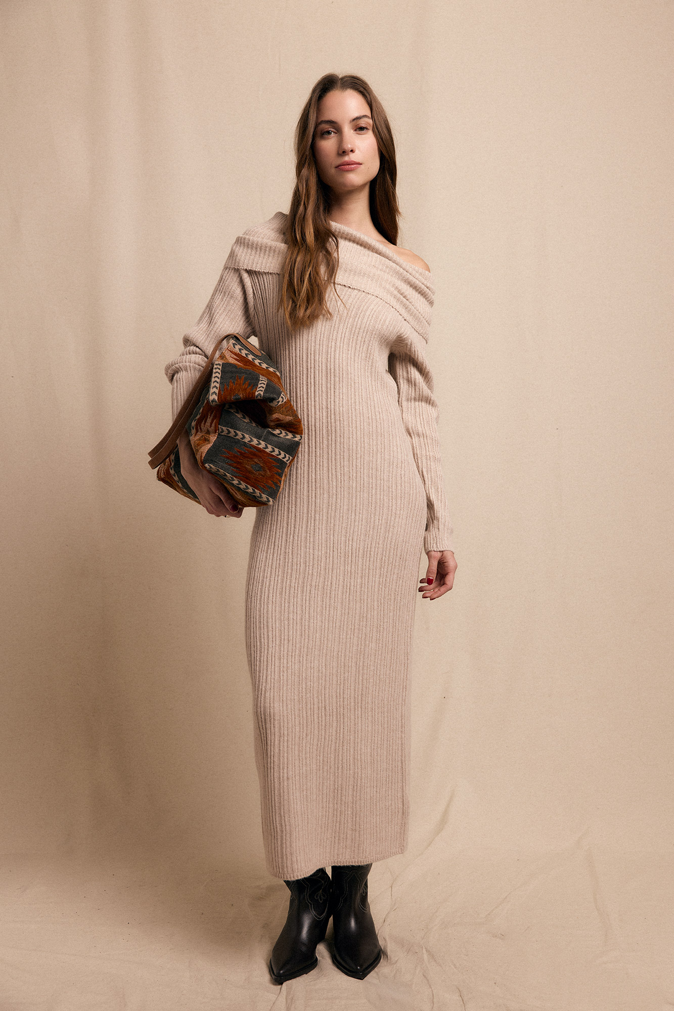 Vestido punto cuello amplio Vestidos y monos de mujer Cortefiel