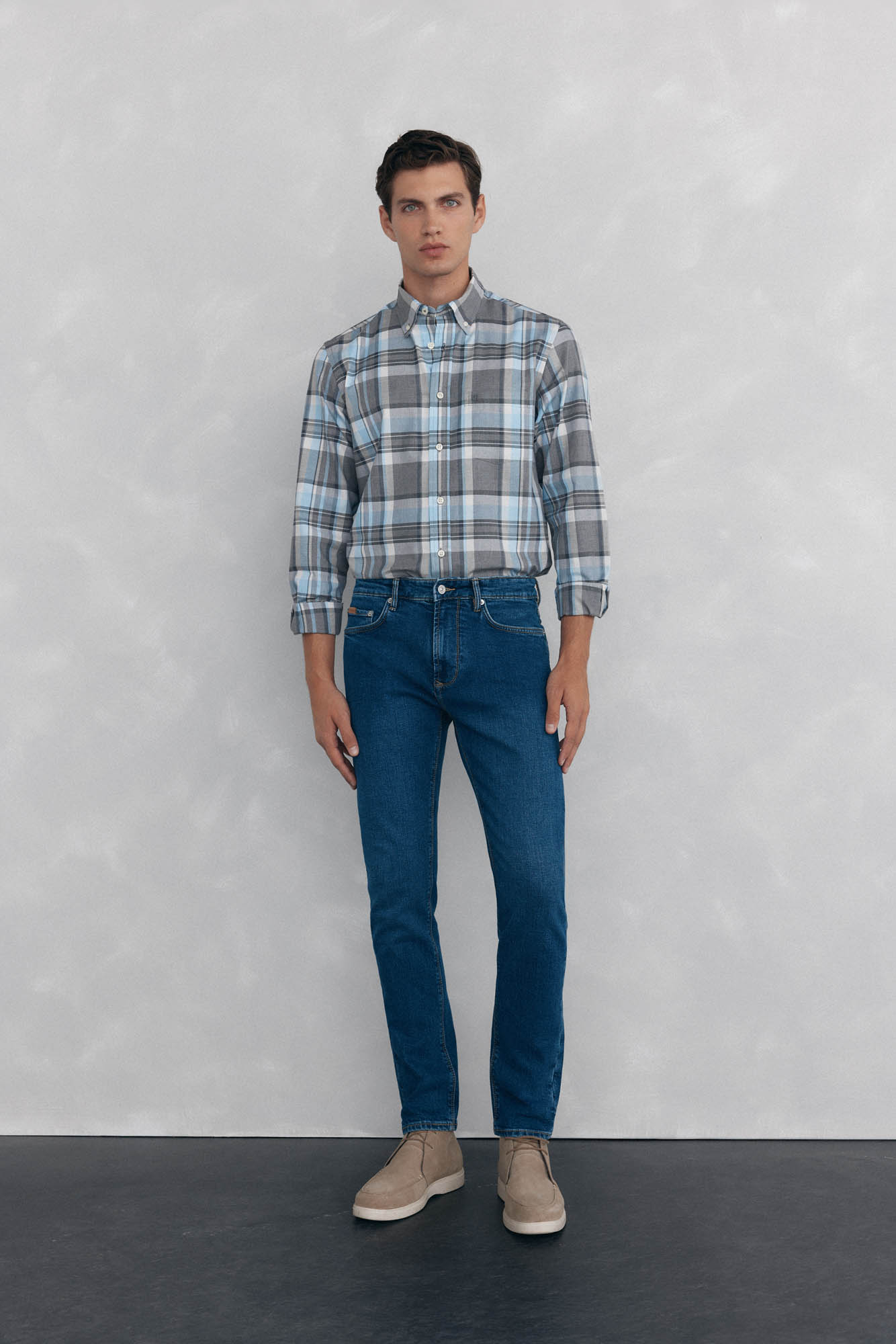 Pantaloncini jeans con strappi blu denim medio